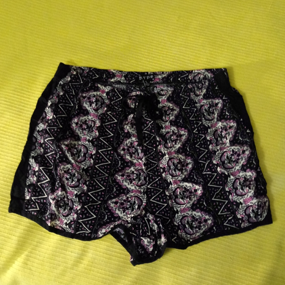 New modern sassy shorts Size Large